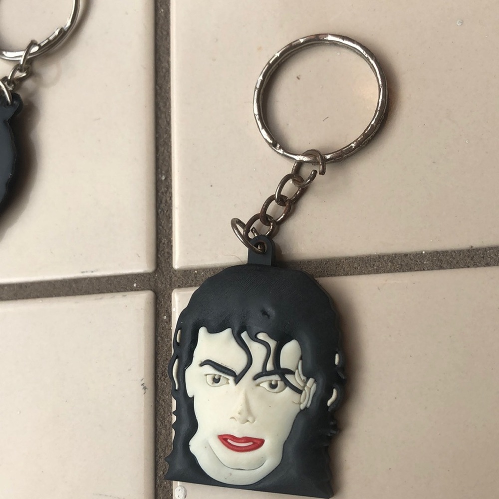 Michael Jackson chain (1)